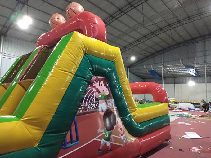 Curso de obstáculo inflável do futebol pequeno customizável para crianças 3 anos de garantia