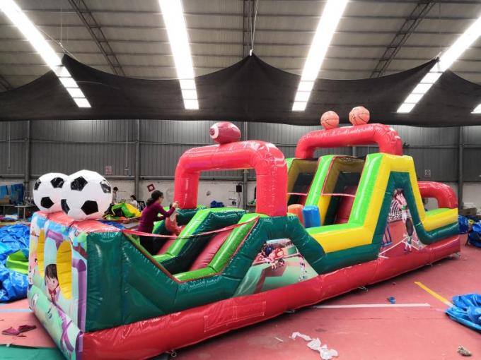 Curso de obstáculo inflável maciço do futebol colorido para o material do PVC das crianças 0.55mm